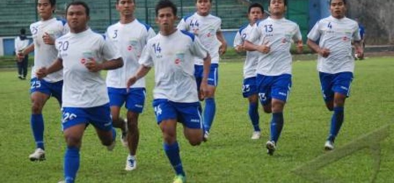 Pemain Persib Bandung melakukan pemanasan saat sesi latihan di Stadion Siliwangi, Bandung, Jawa Barat. 