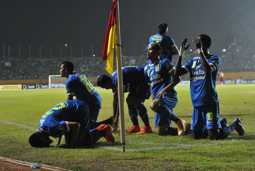  Pemain Persib Bandung melakukan selebrasi dengan bersujud pada laga Final ISL 2014 antara Persib Bandung dan Persipura Jayapura di Stadion Gelora Sriwijaya Jakabaring Palembang, Jumat (7/11).(Antara/Feny Selly)