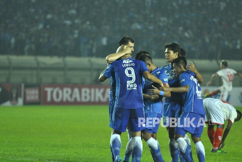 Para pemain Persib Bandung dalam pertandingan di Stadion Jalak Harupat, Kabupaten Bandung. (ilustrasi)