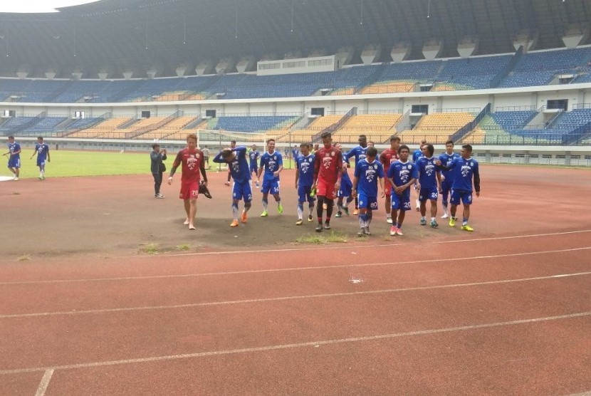Pemain Persib Bandung menggelar latihan di SPOrT Jabar, Bandung, Senin (7/5).