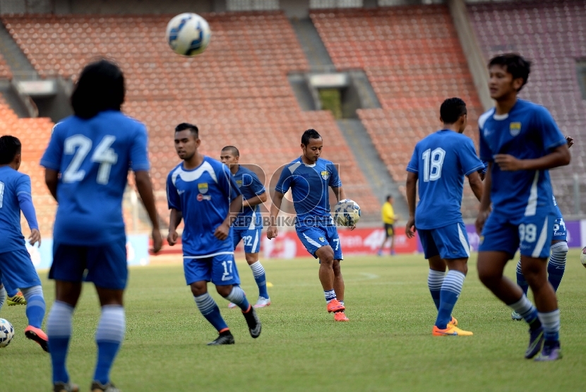  Pemain Persib Bandung mengikuti latihan ketika uji coba lapangan di Stadion Utama Gelora Bung Karno (GBK), Jakarta.   (Republika/Wihdan)