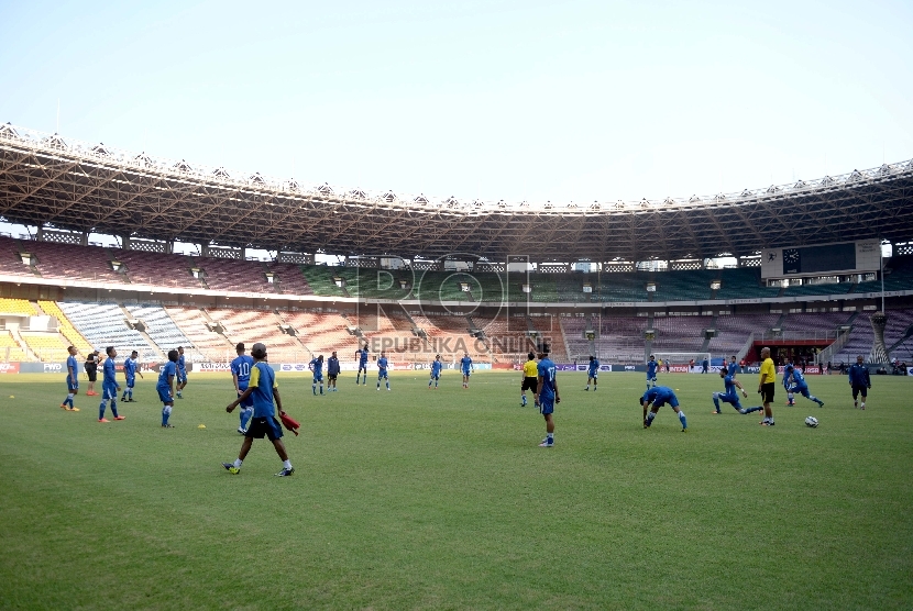  Pemain Persib Bandung mengikuti latihan ketika uji coba lapangan di Stadion Utama Gelora Bung Karno (GBK), Jakarta, Sabtu (17/10).   (Republika/Wihdan)