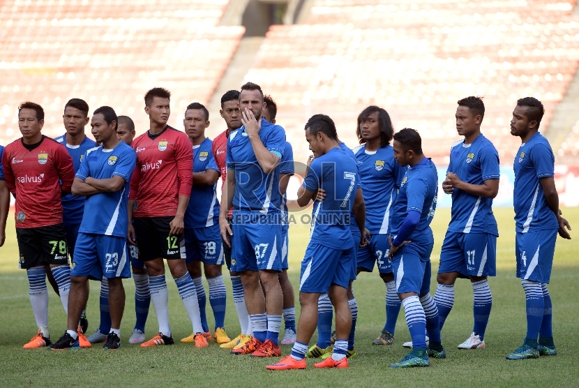  Pemain Persib Bandung mengikuti latihan ketika uji coba lapangan di Stadion Utama Gelora Bung Karno (GBK), Jakarta, Sabtu (17/10).   (Republika/Wihdan)