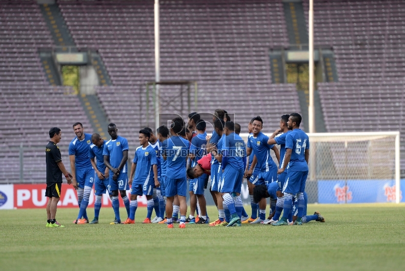  Pemain Persib Bandung mengikuti latihan ketika uji coba lapangan di Stadion Utama Gelora Bung Karno (GBK), Jakarta, Sabtu (17/10).   (Republika/Wihdan)