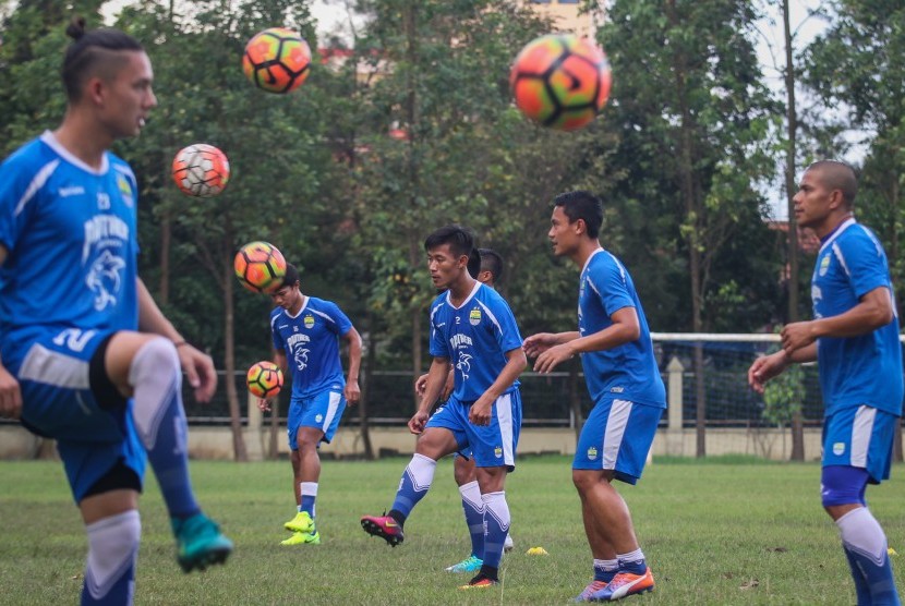 Pemain Persib Bandung menjalani sesi latihan jelang babak perempat final Piala Presiden 2017 di Lapangan Kota Barat, Solo, Jawa Tengah, Kamis (23/2). 