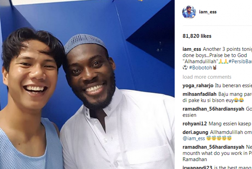 Pemain Persib Bandung, Michael Essien (kanan) yang memakai baju koko dan membuat status 'Alhamdulillah' di akun Instagram pribadinya, Senin (8/5).