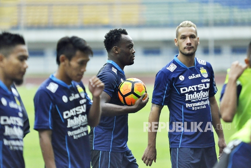 Pemain Persib Bandung Michael Essien membawa bola.