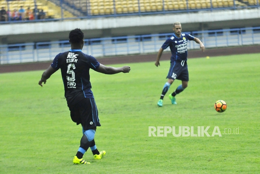 Pemain Persib Bandung Raphael Maitimo bersama Michael Essien melakukan pemanasan saat melawan Persika Karawang pada pertandingan uji coba di Stadion Gelora Bandung Lautan Api (GBLA), Kota Bandung, Rabu (5/4). 