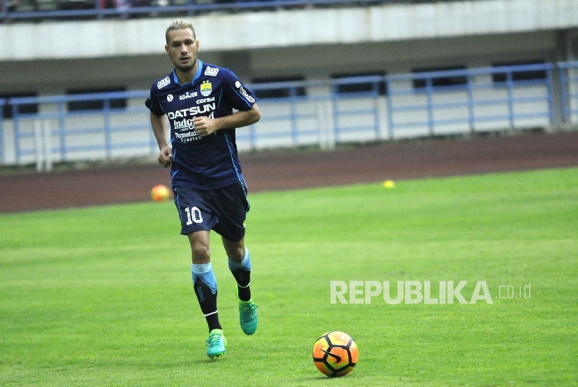 Pemain Persib Bandung Raphael Maitimo melakukan pemanasan saat melawan Persika Karawang pada pertandingan uji coba di Stadion Gelora Bandung Lautan Api (GBLA), Kota Bandung, Rabu (5/4).