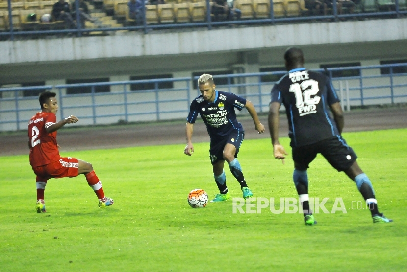 Pemain Persib Bandung Raphael Maitimo mendribble bola ke arah gawang lawan saat melawan Persika Karawang pada pertandingan uji coba di Stadion Gelora Bandung Lautan Api (GBLA), Kota Bandung, Rabu (5/4).