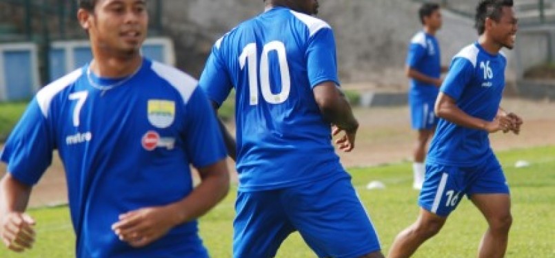 Pemain Persib Bandung saat latihan jelang tanding di Stadion Siliwangi, Bandung, Jawa Barat.