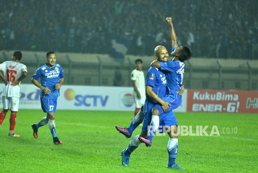  Pemain Persib Bandung Serginho Van Dijk dan Febri Hariyadi melakukan selebrasi seusai mencetak gol saat melawan Persiba Balikpapan pada pertandingan Piala Presiden 2017 group C di Stadion Jalak Harupat, Kabupaten Bandung, Ahad (12/2). 