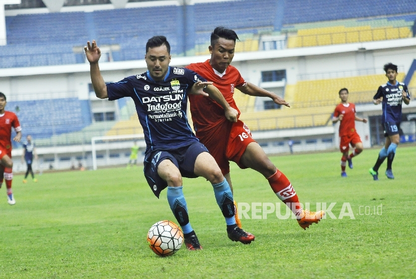 Pemain Persib Bandung Shohei Matsunaga duel dengan pemain Persika Karawang pada pertandingan uji coba di Stadion Gelora Bandung Lautan Api (GBLA), Kota Bandung, Rabu (5/4).