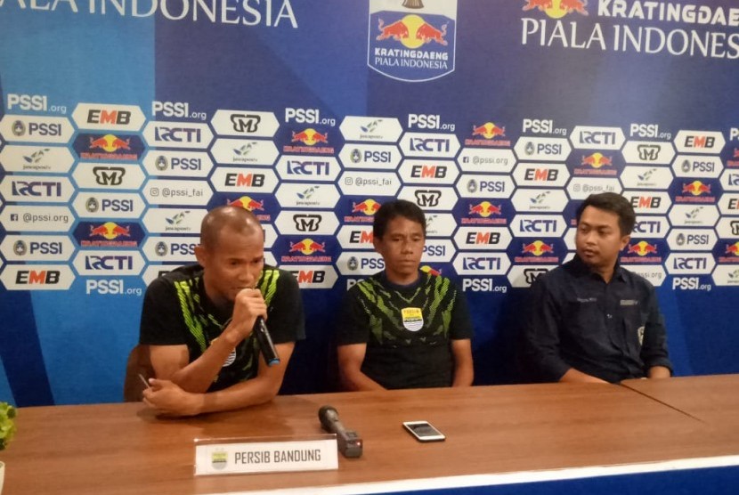 Pemain Persib Bandung, Supardi Nasir (kiri) dan asisten pelatih Persib, Budiman di Graha Persib, Jalan Sulanjana, Kota Bandung, Jumat (3/5). 