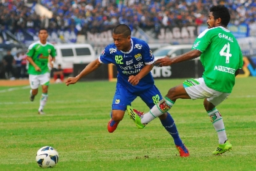 Pemain Persib Bandung, Tantan (kiri).