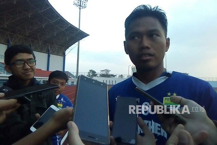 Pemain Persib Bandung, Tony Sucipto di SPOrT Jabar, Bandung, Senin (14/5). 