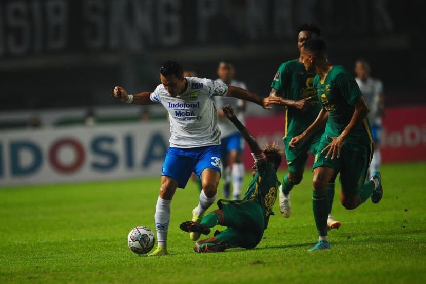 Pemain Persib Bandung Ezra Walian (kiri) dikepung para pemain Persebaya Surabaya dalam pertandingan Piala Presiden 2022, Jumat (17/6).