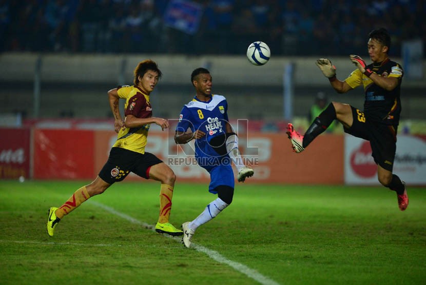  Pemain Persib Hilton Moreira berusaha menjangkau bola saat melawan Sriwijaya FC pada pertandingan Liga Super Indonesia 2013 di Stadion Si Jalak Harupat, Bandung, Sabtu (15/6).   (Republika/Yogi Ardhi)