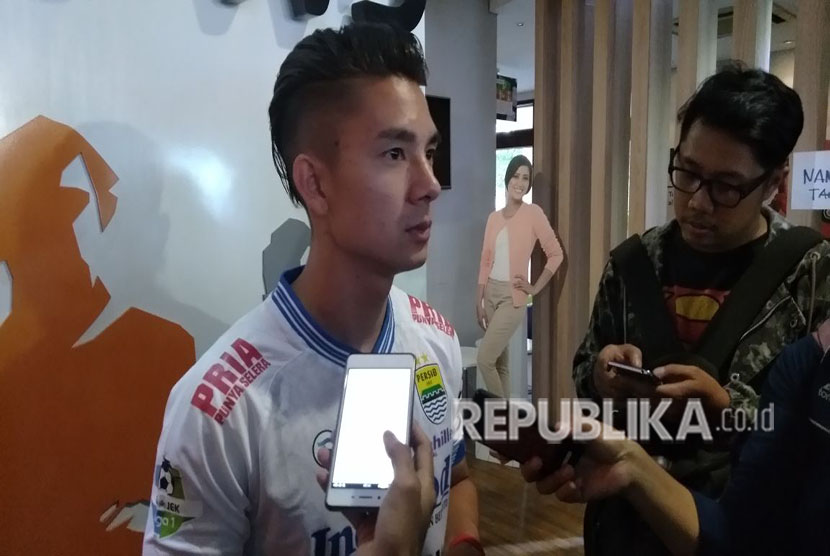 Pemain Persib, Kim Kurniawan di Kantor FWB Cabang Bandung, Jalan Martadinata, Bandung, Jumat (11/5).