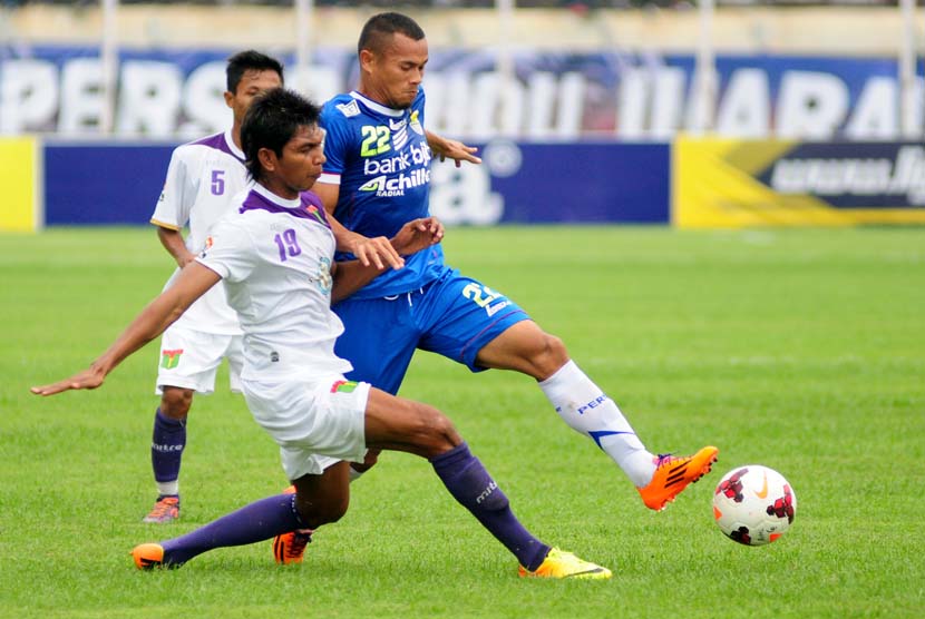   Pemain PERSIB Supardi (22) berebut bola dengan pemain Persita Tanggerang Valentino Telaubun (19) pada laga lanjutan Indonesia Super League di Stadion Si Jalak Harupat, Bandung, Rabu(5/2).   (Septianjar Muharam)