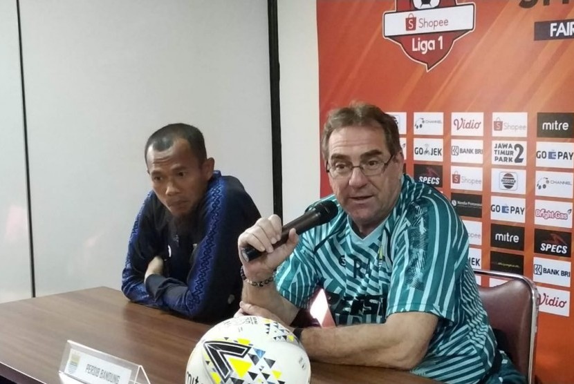 Pemain Persib, Supardi Nasir (kiri) dan pelatih Persib, Robert Rene Alberts (kanan) di Stadion PTIK, Jakarta, Selasa (22/10). 