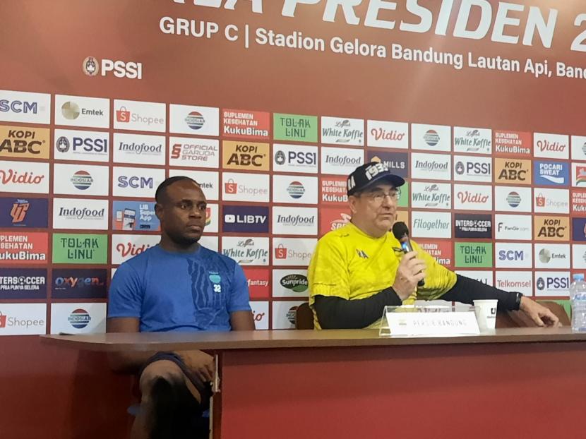 Pemain Persib Victor Igbonefo dan pelatih Persib Robert Rene Alberts di Graha Persib, Kota Bandung, Kamis (16/6/2022).