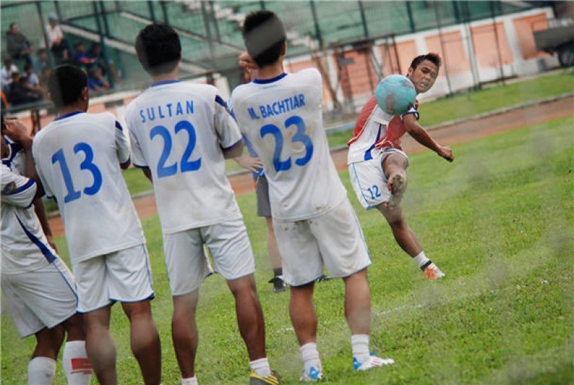 Pemain Persiba Balikpapan menggelar sesi latihan dan uji coba lapangan jelang laga lanjutan pertandingan Indonesia Super League (ISL).