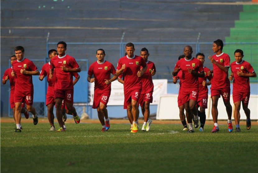Pemain Persibo Bojonegoro berlatih di Stadion Gajayana, Malang, Jawa Timur. 