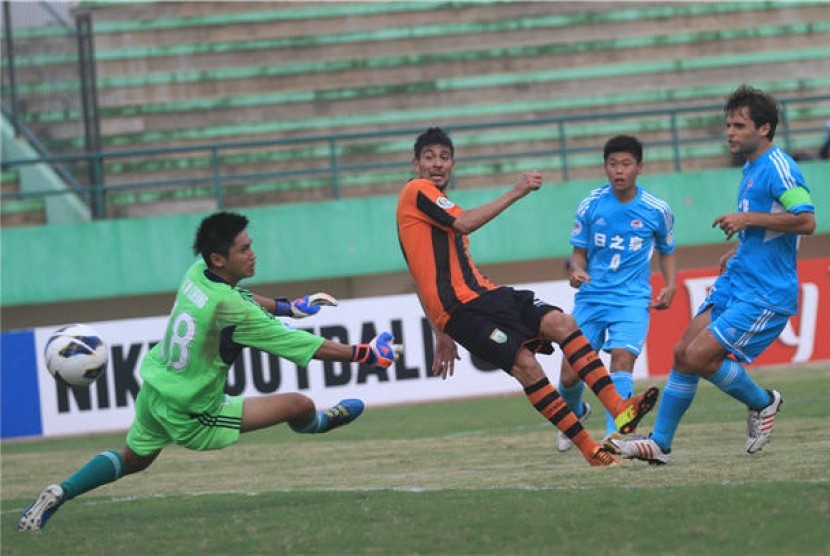 Pemain Persibo Bojonegoro, Julio Cesar (tiga kanan), melepaskan tembakan yang gagal diblok kiper Sunray Cave JC Sun Hei, Pak Wing Chak, dalam partai lanjutan Piala AFC 2013 di Stadion Manahan, Solo, Rabu (3/4). 