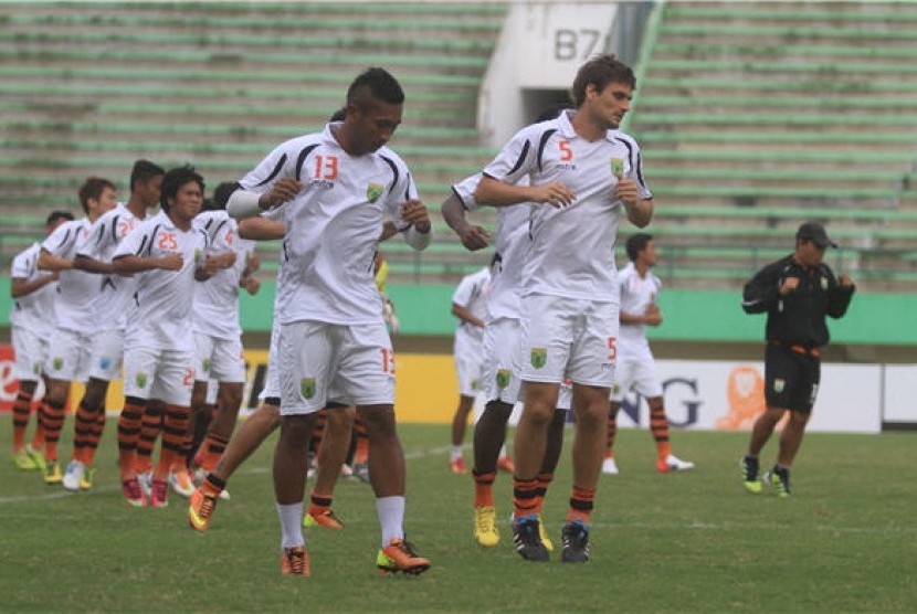 Pemain Persibo Bojonegoro melakukan latihan di Stadion Manahan, Solo, Jawa Tengah. 