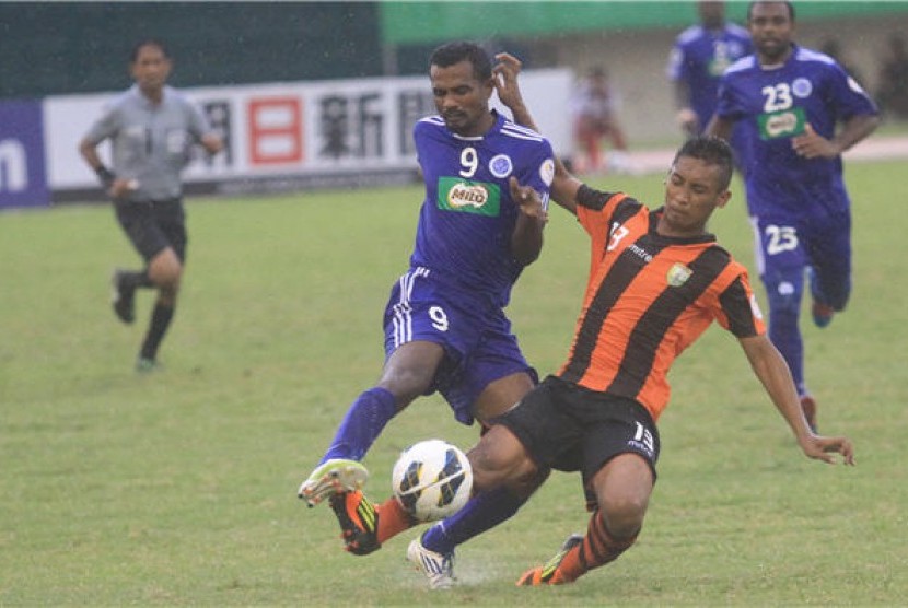 Pemain Persibo Bojonegoro, Tri Rahmad (kanan), berebut bola dengan pemain New Radiant SC, Ahmed Thariq, dalam pertandingan Piala AFC di Stadion Manahan, Solo, Selasa (12/3). 