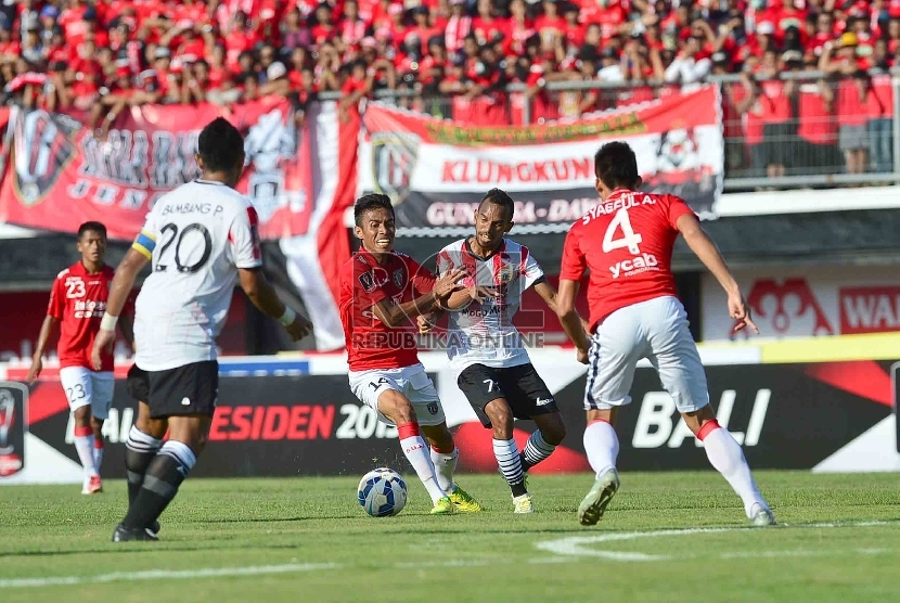 Pemain Persija (baju merah) saat menghadapi Bali United Pusam pada laga perdana Piala Presiden 2015.