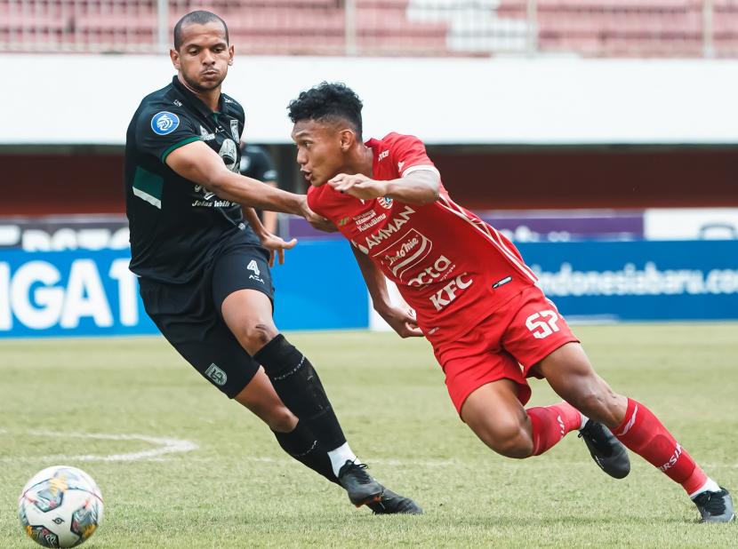 Pemain Persija Ginanjar (kanan) beraksi dalam pertandingan melawan Persebaya Surabaya