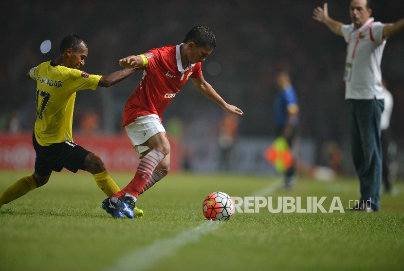 Pemain Persija Ismed Sofyan dibayangi winger Semen Padang Nur Iskandar dalam pertandingan Torabika Soccer Championship di Stadion Gelora Bung Karno, Jakarta, Ahad (9/5). Foto: Yogi Ardhi/Republika