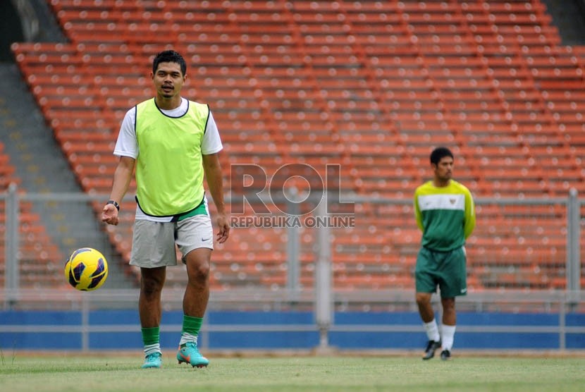 Pemain Persija Jakarta Bambang Pamungkas mengikuti latihan perdana Tim Nasional Indonesia seusai libur Idul Adha di Stadion Utama Gelora Bung Karno, Jakarta, Selasa (30/10).      (Prayogi)