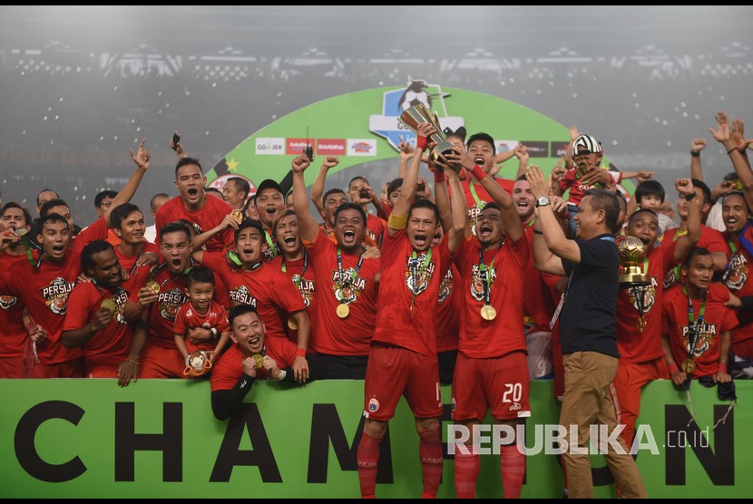 Pemain Persija Jakarta berselebrasi usai keluar sebagai juara Liga 1 di Stadion Utama Gelora Bung Karno, Jakarta, Ahad (9/12/2018). 