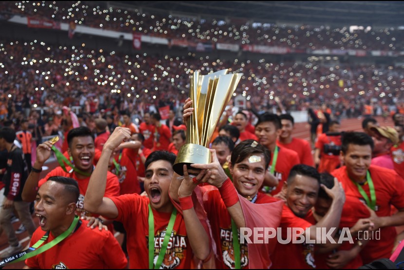 Pemain Persija Jakarta berselebrasi usai keluar sebagai juara Liga 1 di Stadion Utama Gelora Bung Karno, Jakarta, Ahad (9/12/2018).