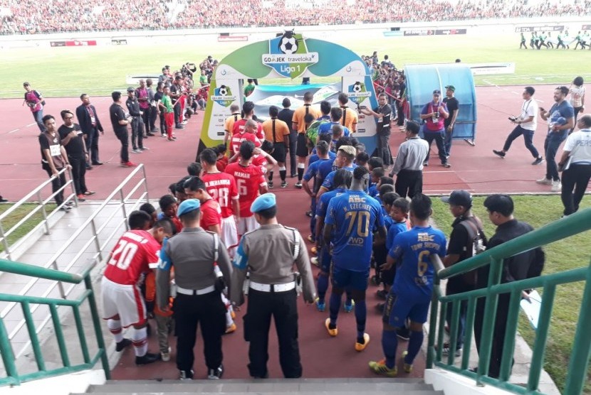 Pemain Persija Jakarta dan Persib Bandung hendak memasuki lapangan pertandingan di Stadion Manahan Solo, Jumat (3/11).