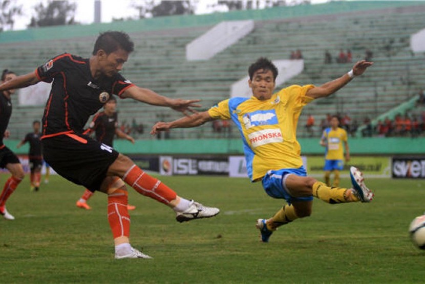  Pemain Persija Jakarta, Ismed Sofyan (kiri), mencoba melakukan tembakan yang diblok pemain Gresik United, April Hadi, dalam laga lanjutan Indonesia Super League (ISL) di Stadion Manahan, Solo, Jateng (12/2). 