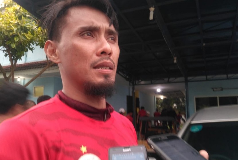 Pemain Persija Jakarta, Maman Abdurrahman usai latihan di lapangan PS-AU Halim Perdanakusuma Jakarta, Ahad (21/4).