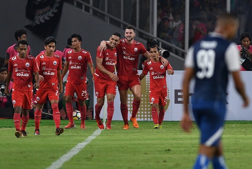 Pemain Persija Jakarta Marko Simic (kelima kiri) dan rekannya melakukan selebrasi usai mencetak gol ke gawang Arema FC dalam pertandingan Gojek Liga 1 2018 di Stadion Utama Gelora Bung Karno, Jakarta, Sabtu (31/3). Persija Jakarta berhasil mengalahkan Arema FC dengan skor 3-1.