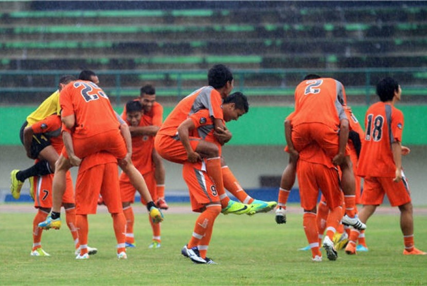 Pemain Persija Jakarta melakukan ujicoba lapangan jelang laga lanjutan Indonesia Super League (ISL).