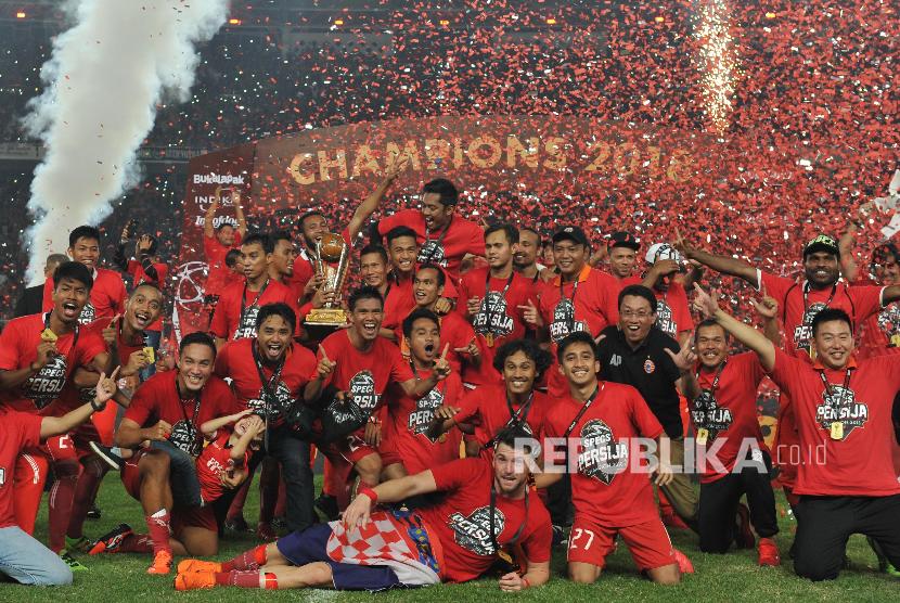 Pemain Persija Jakarta mengangkat trofi seusai menjadi juara Piala Presiden 2018 di di Gelora Bung Karno Senayan, Jakarta, Sabtu (17/2). Persija keluar sebagai juara setelah mengalahkan Bali United dengan skor 3-0.