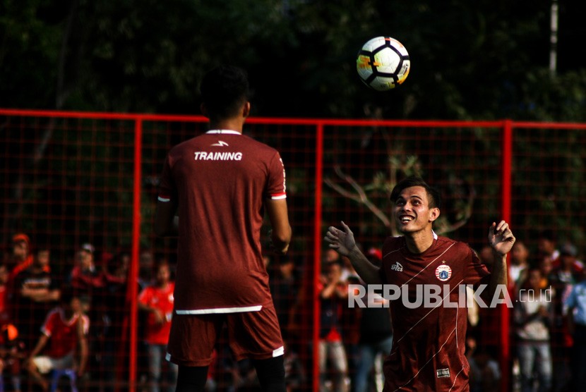 Pemain Persija Jakarta Rezaldi Hehanusa (kanan) menjalani latihan perdana jelang pertandingan musim 2019 di Lapangan Aldiron, Jakarta, Senin (7/1/2019). 