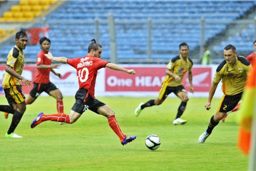 Pemain Persija Jakarta, Robertino Pugliara (tengah), dihadang pemain Mitra Kukar, Jovo Paulonie (dua kanan) saat pertandingan Indonesia Super League (ISL) di Stadion Utama Gelora Bung Karno, Jakarta, Sabtu (12/1). Mitra Kukar menang 2-1. 