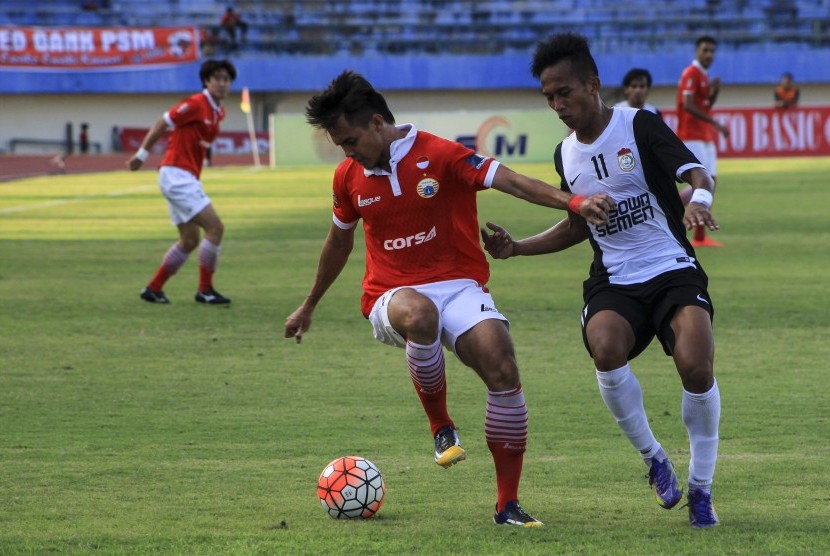 Pemain Persija Rezaldi Hehanusa (kiri) berebut bola dengan Pemain PSM Makasar M Rahmat (kanan) dalam pertandingan Torabika Soccer Championship (TSC) 2016 di Stadion Manahan Solo, Jawa Tengah, Minggu (21/8). 