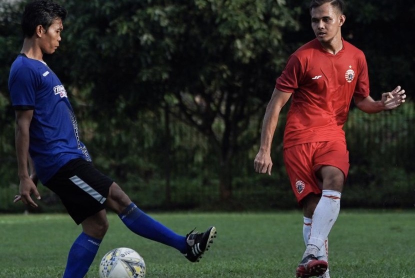 Pemain Persija Rezaldi Hehanusa menendang bola dalam laga uji coba melawan Tiga Naga.