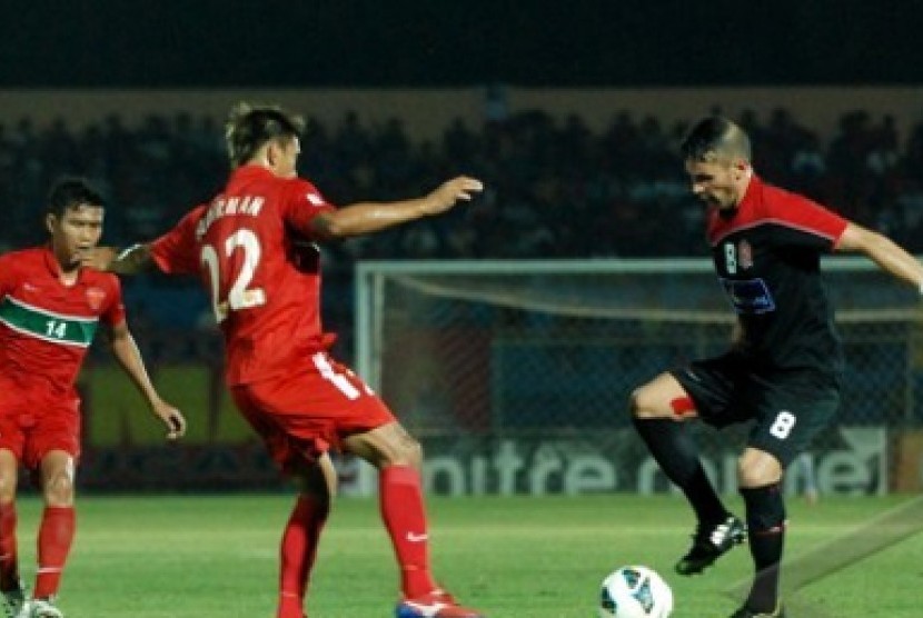 Pemain Persijap Jepara Walter Brizuela (kanan) berusaha menerobos pertahanan kesebelasan Bontang FC pada pertandingan Liga Primer Indonesia di Stadion Gelora Bumi Kartini, Jepara, Jateng, Ahad (20/10) malam.