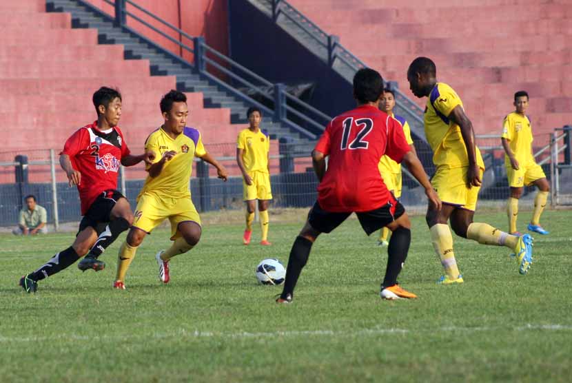 Pemain Persik Kediri (kuning) menggelar laga uji coba jelang laga Indonesia Super League. 