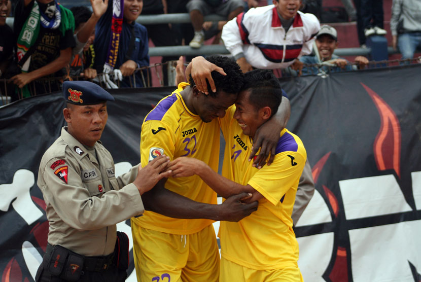 Pemain Persik Kediri Michael Ndubuisi (tengah) di rangkul Fahrudin (kanan) usai mencetak gol ke gawang Persija Jakarta di stadion Brawijaya Kota Kediri, Jawa Timur, Senin (21/4).